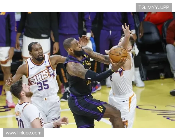 詹姆斯带领湖人逆袭太阳 莫兰特受伤未能出战季前赛全场精彩瞬间回顾